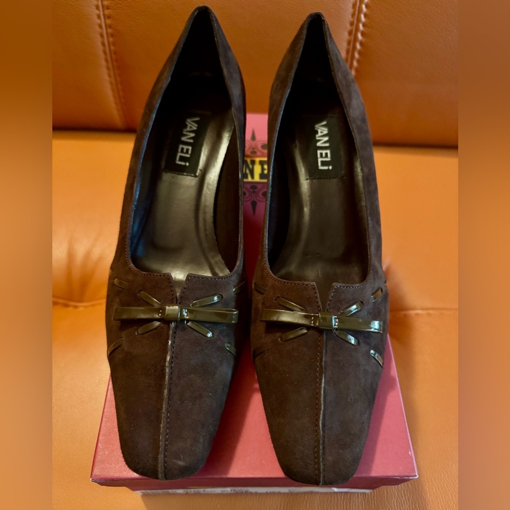 VANELi Brown Suede W/Patent Leather Bow Pumps Black Low Heels 8M Brand New
